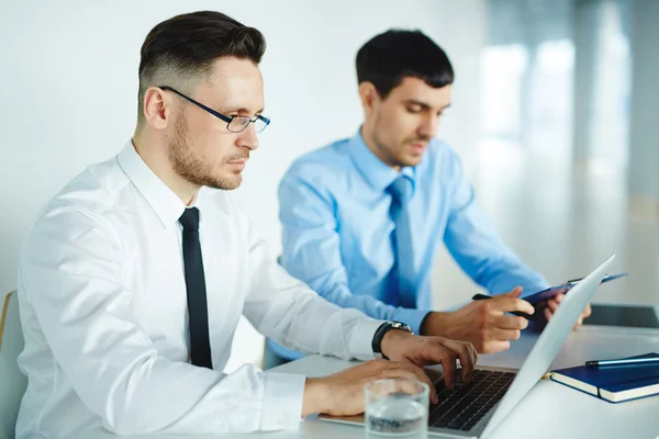 Empresarios que trabajan con ordenadores portátiles — Foto de Stock