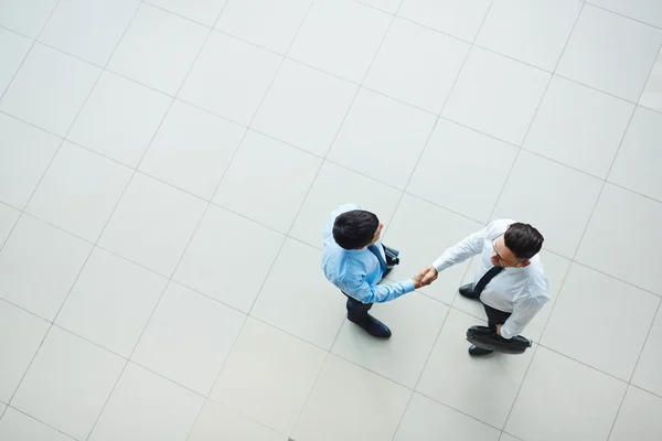 Empresários bem sucedidos aperto de mão — Fotografia de Stock