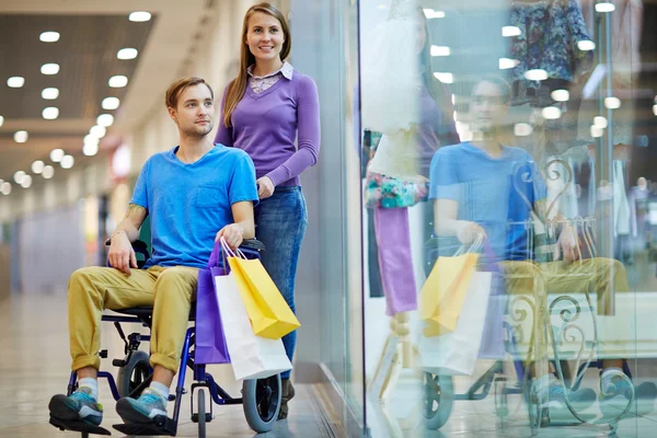 Kobieta i chłopak na wózku inwalidzkim — Zdjęcie stockowe