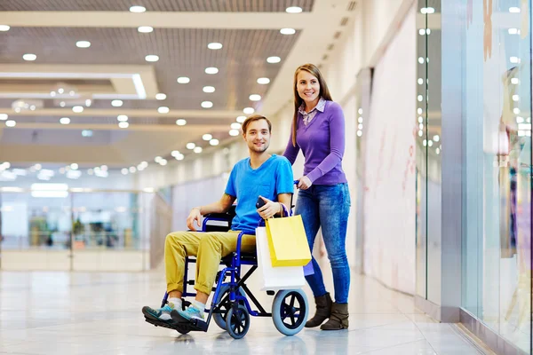 Vrouw en vriend in rolstoel — Stockfoto