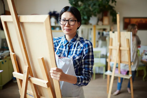 Estudante desenho em aula de arte — Fotografia de Stock