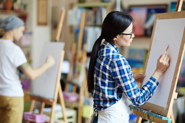 Student learning to draw in school of arts — Stock Photo, Image