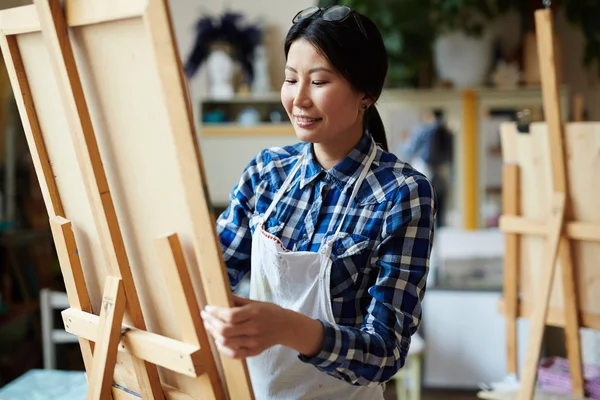 Dibujo del estudiante en clase de arte — Foto de Stock