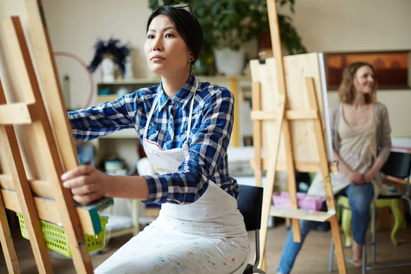 Estudante desenho em aula de arte — Fotografia de Stock