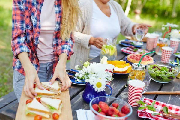 Donna che prepara panini — Foto Stock