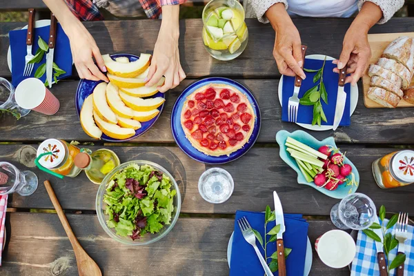 Lecker servierter Tisch — Stockfoto