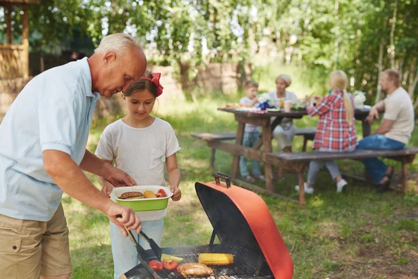 Chica ayudando a su abuelo —  Fotos de Stock