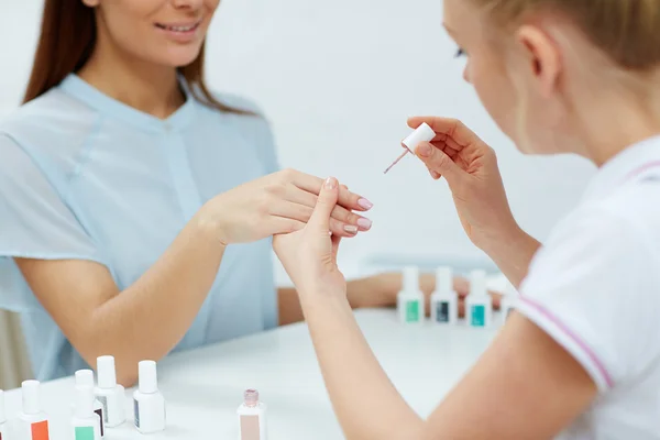 Specialist polijsten van de vingernagels voor client — Stockfoto