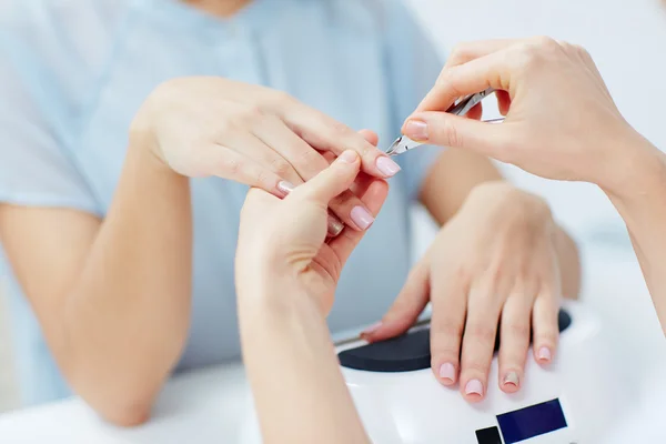 Especialista em manicure cutículas de corte — Fotografia de Stock