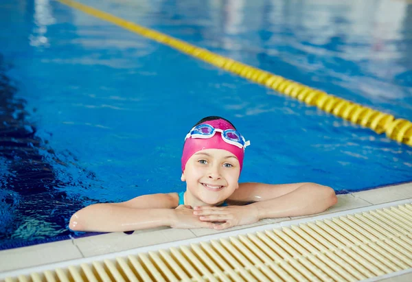 Chica en piscina —  Fotos de Stock