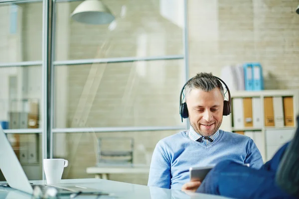 Biznesmen słuchający muzyki — Zdjęcie stockowe
