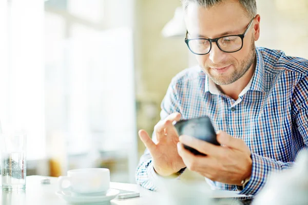 Geschäftsmann schreibt SMS — Stockfoto