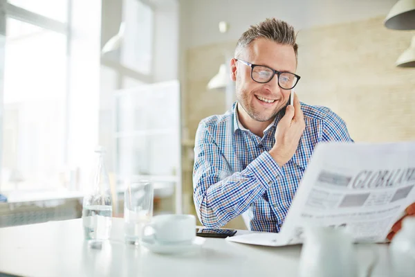 Businessman talking by cellphone — Stock Photo, Image