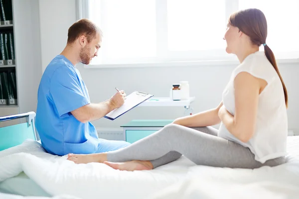 Obstetrician making notes — Stock Photo, Image