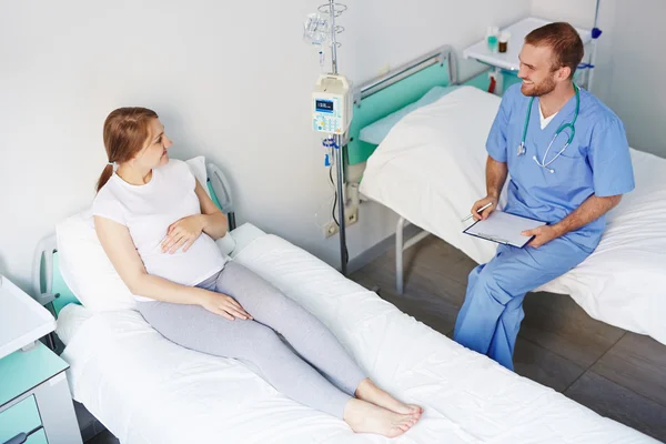 Woman talking to doctor — Stock Photo, Image