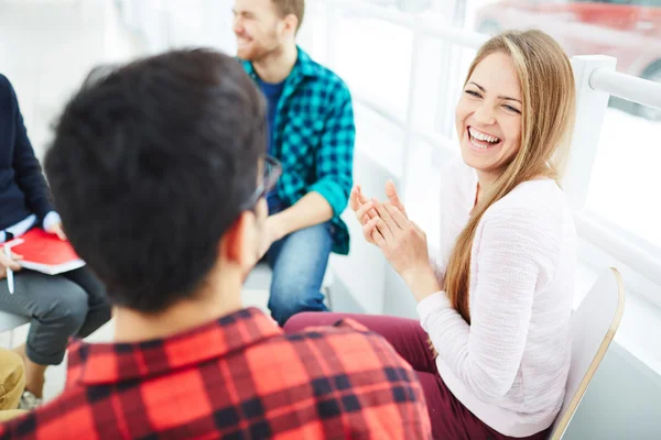 Riendo chica aplaudiendo de la mano — Foto de Stock