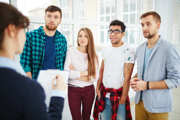 Estudantes maravilhados modernos — Fotografia de Stock