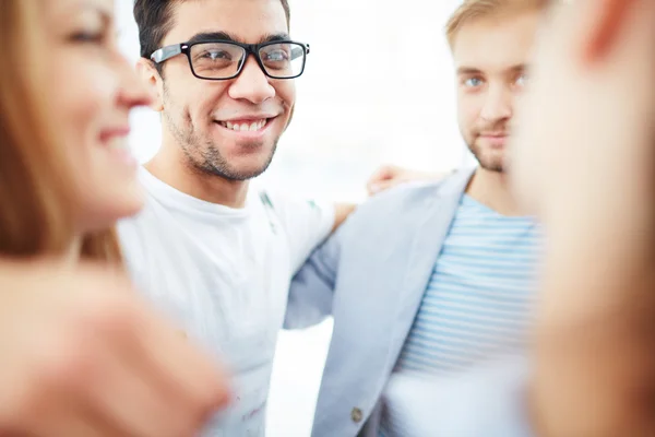 Studente guardando compagni di gruppo — Foto Stock