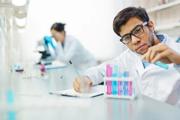 Cientista que trabalha com líquidos — Fotografia de Stock