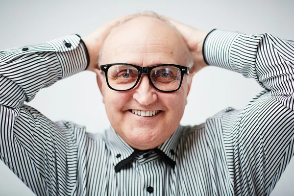 Hombre mayor en gafas graduadas — Foto de Stock