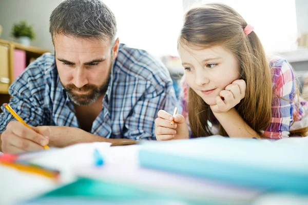 Daughter and father doing homework — Stock Photo, Image