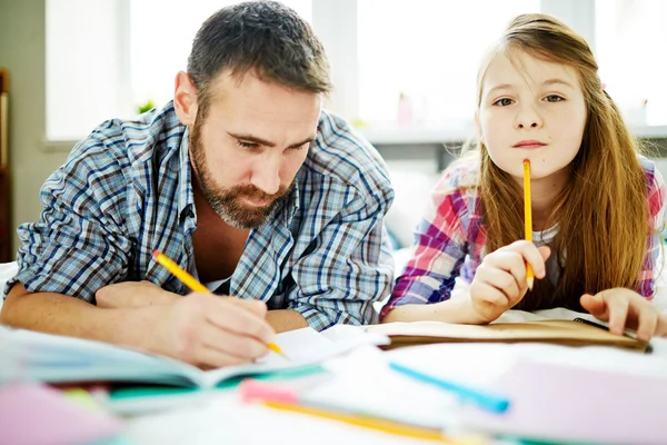 Hacer la tarea juntos — Foto de Stock