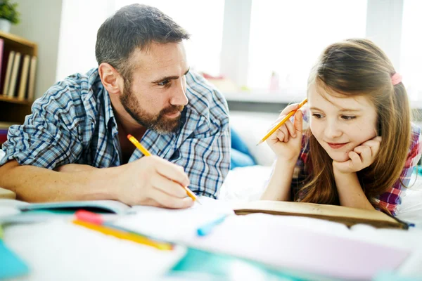 Flicka och far gör läxor — Stockfoto