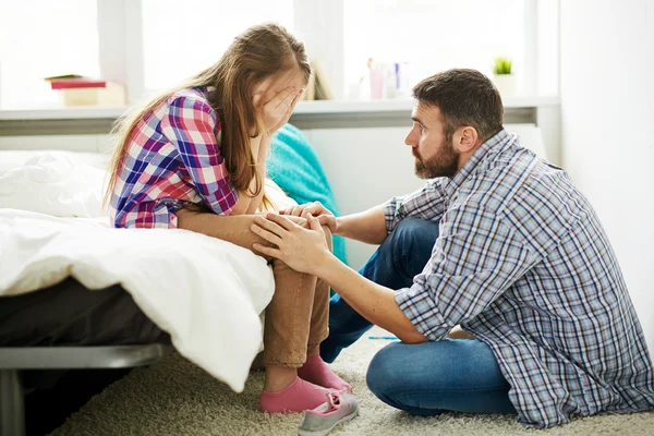 Father supporting daughter — Stock Photo, Image