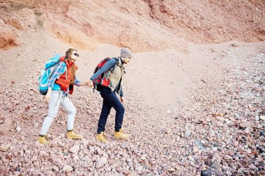 Turist ile yürürken turistik arka çantalar