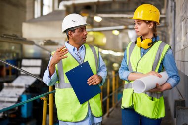 Mühendisler iş tartışıyor