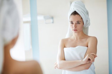 kendisi aynaya bakıyorum kadın 