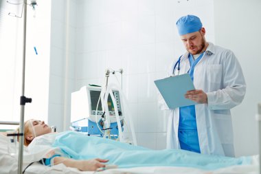 Doktor hastasını muayene ediyor. 