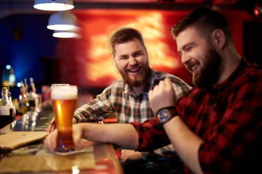 erkek arkadaşıyla pub