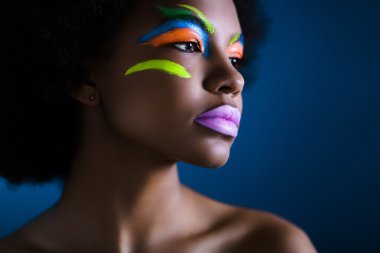 parlak bir makyaj ile kız 