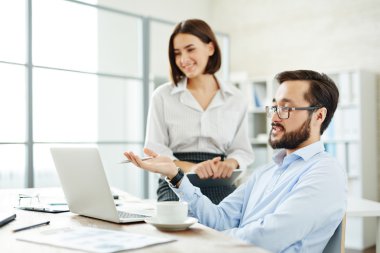 İşadamı gösteren veri içinde laptop