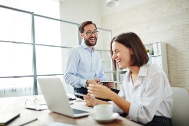 tartışma sırasında gülüyor arkadaşları