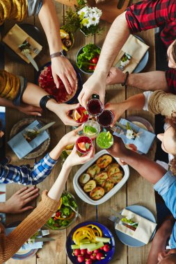 vrienden roosteren met rode wijn