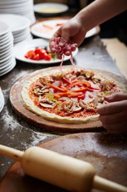 Şef ekleme taze biber kesilmiş