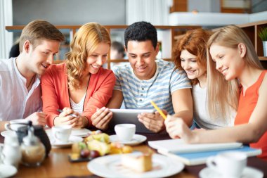 Kafede oturan kolej arkadaş