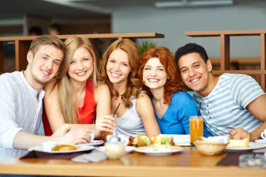 Kafede neşeli arkadaşları