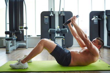 Güçlü atlet kaldırma ağırlık