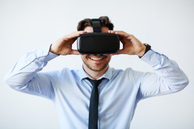 Sanal gerçeklik gözlüğü kullanan bir iş adamı