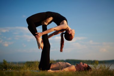 Man holding kız ayak tabanları üzerinde