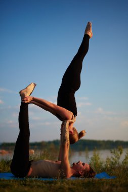 Gergin kolları ve bacakları ile genç Çift 
