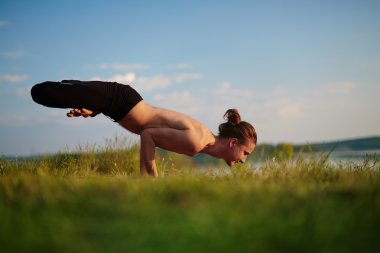 El-stand yapan genç erkek