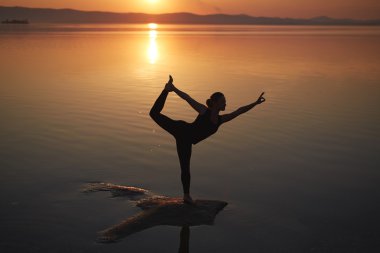 Etkin kız streç egzersiz pratik