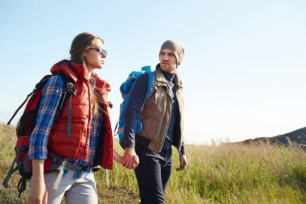 Couple of hikers with backpacks — Stock Photo, Image