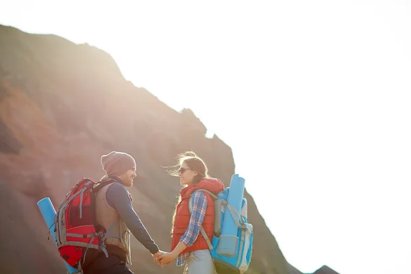 Couple of hikers with backpacks — Stock Photo, Image