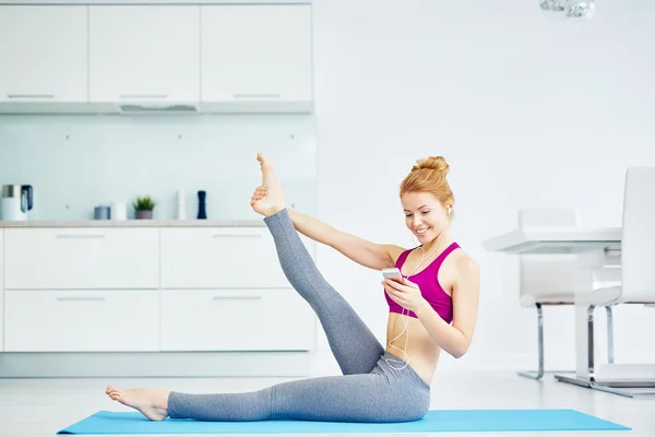 Mujer contemporánea haciendo ejercicio — Foto de Stock