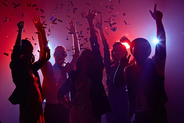 Jóvenes bailando — Foto de Stock